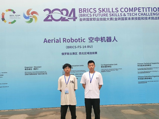 1720542268925269.jpg 图为获奖学生合影 - 副本.jpg