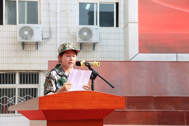 学生代表杜晨飞谈军训体会.JPG