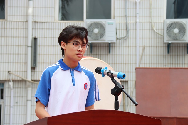 索琪杰代表全体学生发言.jpg