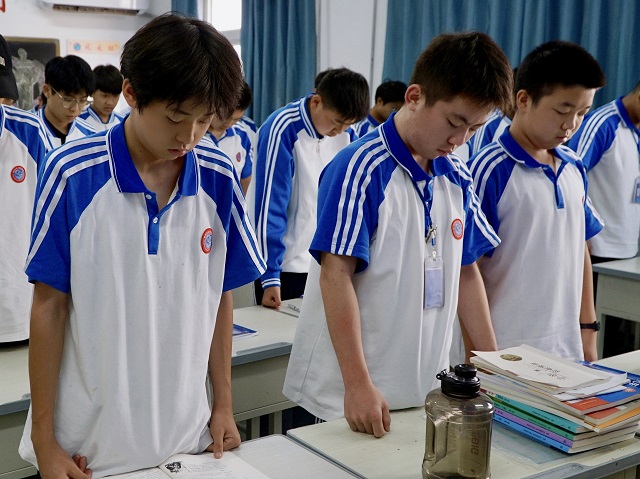 我校学生集体默哀 - 副本.jpg