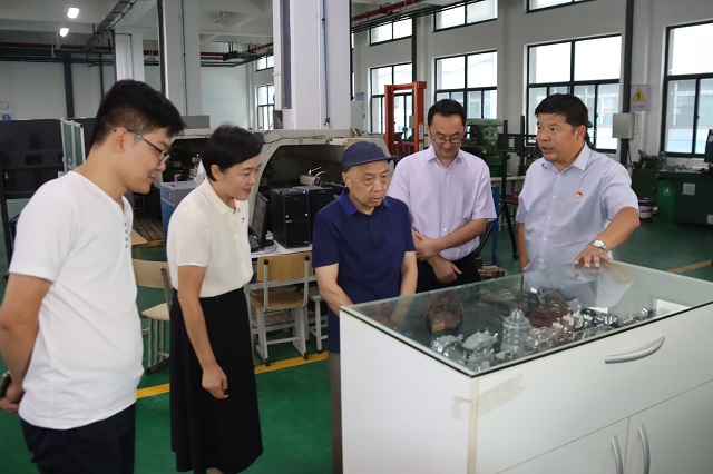 1727419377598055.jpg 李明富一行参观我校实训基地 - 副本.JPG