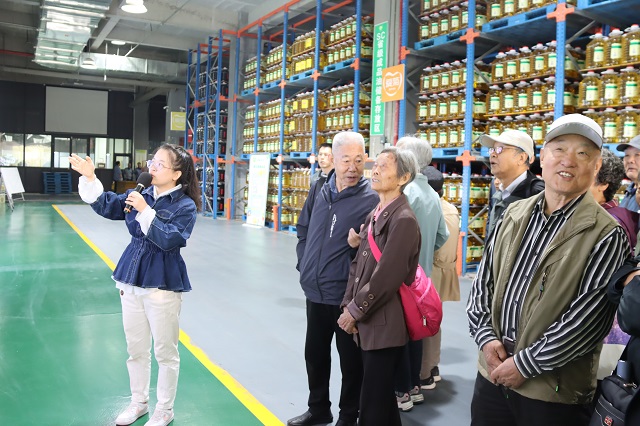 我校离退休教职工参观爱菊生产车间 - 副本.jpg