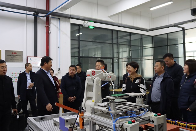 研修班参观我校教学实训基地 - 副本.jpg