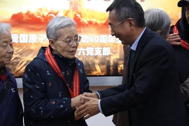 1731652324245053.jpg 校领导为老同志颁发纪念奖章.JPG