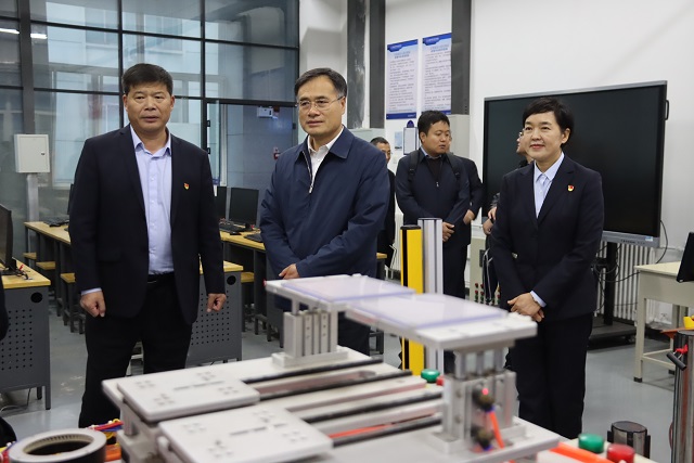 教育部全国学生资助管理中心副主任涂义才等一行参观我校实训中心.jpg