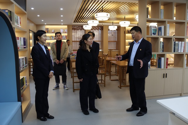 评估专家组参观我校数字图书馆 - 副本.JPG