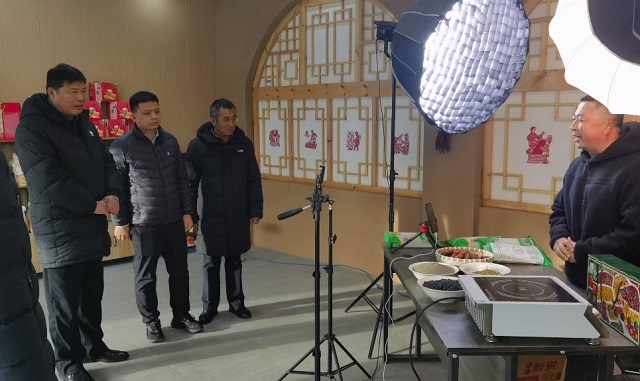 顾学福一行参观农产品销售直播室 - 副本.png