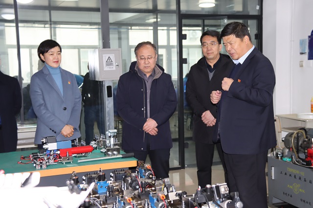 晋中市职业中专学校党委书记侯企强一行参观我校实训基地 - 副本.jpg