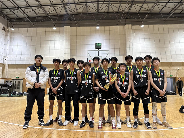 图为我校篮球队指导老师与队员合影 - 副本.png