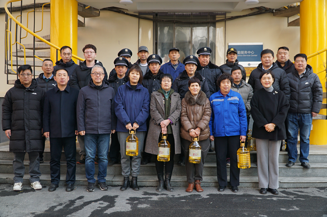 校领导慰问寒假各岗位值班教职工 - 副本.png