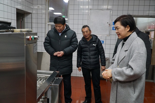 1740130286514984.jpg 校领导与安委会成员检查食堂安全卫生情况 - 副本.jpg