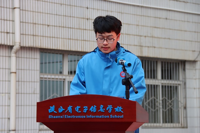 学生代表付浩轩发表国旗下的演讲.jpg
