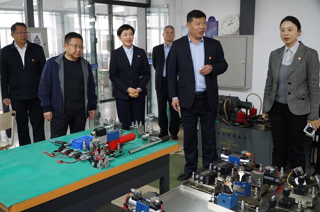 殷利明一行参观我校实训场所 - 副本.jpg