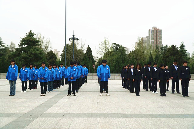 1743149790659977.jpg 我校师生向烈士鞠躬默哀.JPG