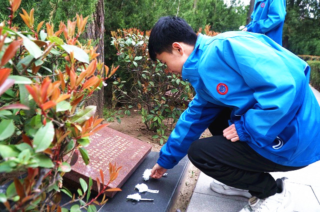 1743149819304319.jpg 学生们向烈士纪念碑敬献小白花.jpg