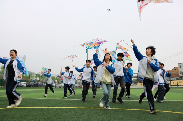 同学们放飞亲手制作的风筝 - 副本.jpg