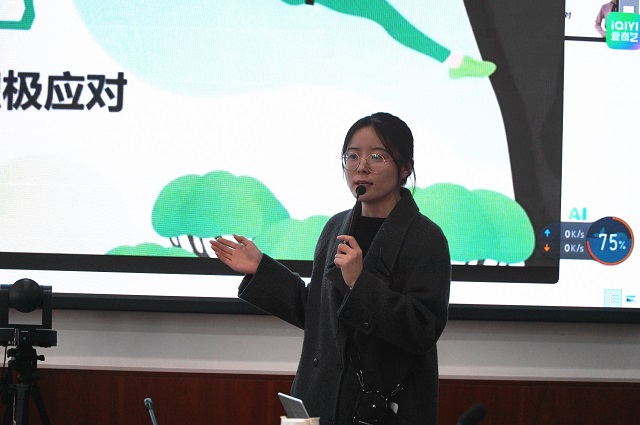 图为我校老师微课展示 - 副本.jpg