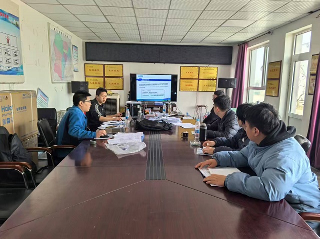 1743653756805589.jpg 我校学生进行岗前培训.jpg