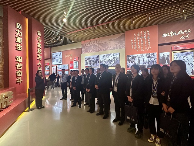 1745548392220902.jpg 参训学员参观延安革命纪念馆.jpg