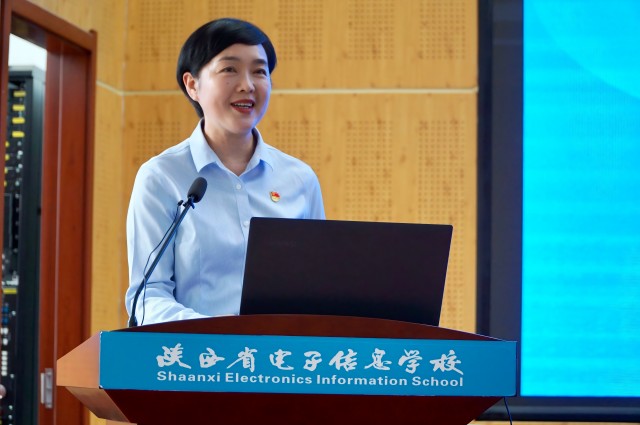 1745740865880623.jpg 校长魏萍主持(1).jpg