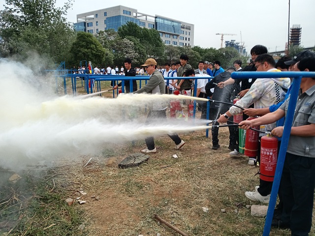 1745914033511500.jpg 我校组织教职工开展初期火情扑救灭火实战演练 - 副本.jpg