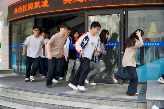 图为防灾减灾日地震应急疏散演练现场 - 副本(1).jpg