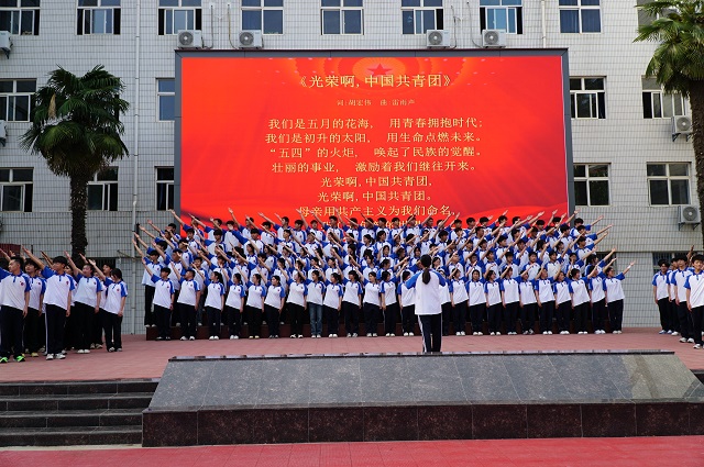 新团员齐唱团歌.jpg