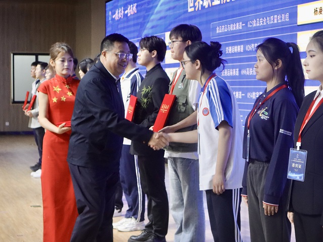 我校学生成萌娇代表现代加工技术获奖团队上台领奖 - 副本.jpg