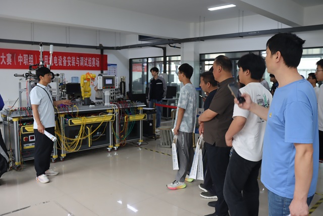 1747739948518979.jpg 家长们参观我校实训室.jpg