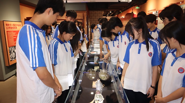 团学干部参观长安大学校史馆 - 副本.jpg