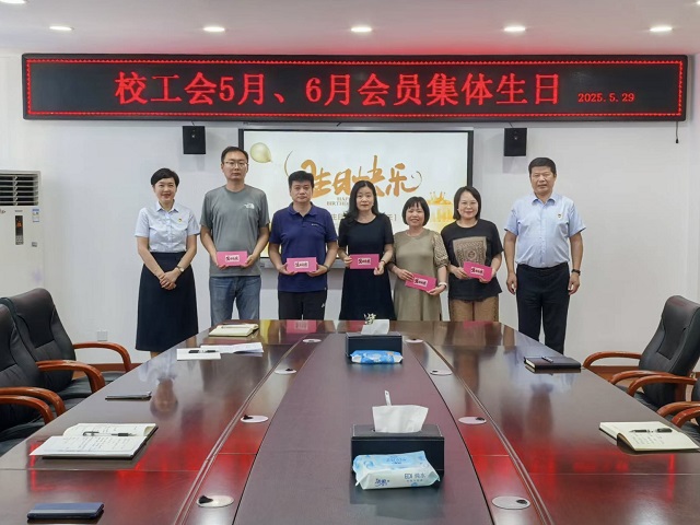 1748575839812548.jpg 校领导为教职工送生日贺卡 - 副本.jpg