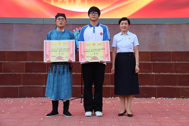 校领导为获奖团队颁奖 (2).jpg