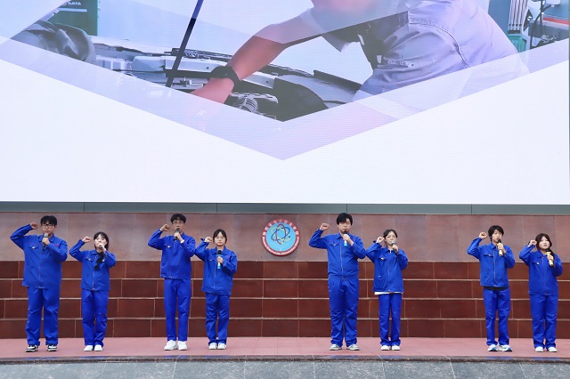 朗诵《匠心筑梦 青春启航》.jpg