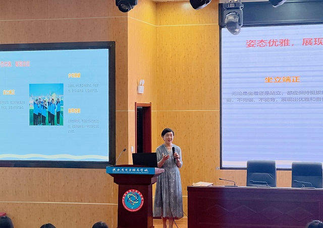 校长魏萍做专题讲座 - 副本.jpg