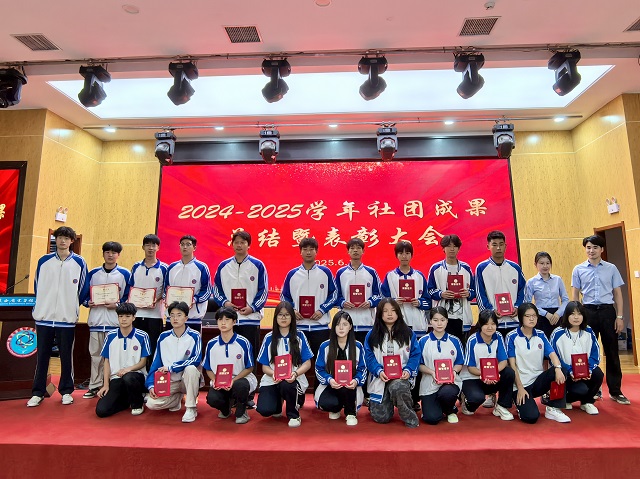 1750407053129798.jpg 与会老师为获奖集体和个人颁发奖状 - 副本.jpg