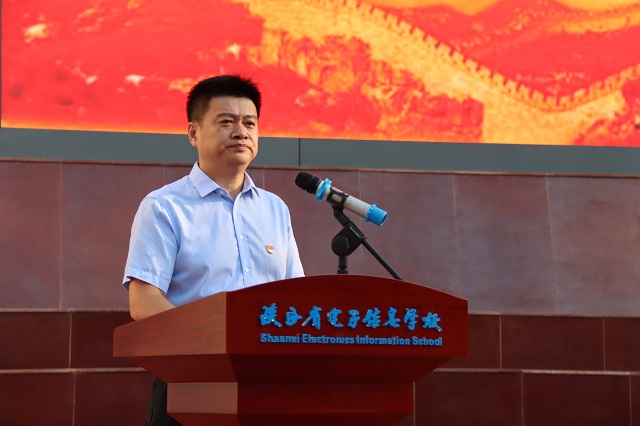 1756711177589929.jpg 学工部部长、团委书记张伟东主持升旗仪式.jpg