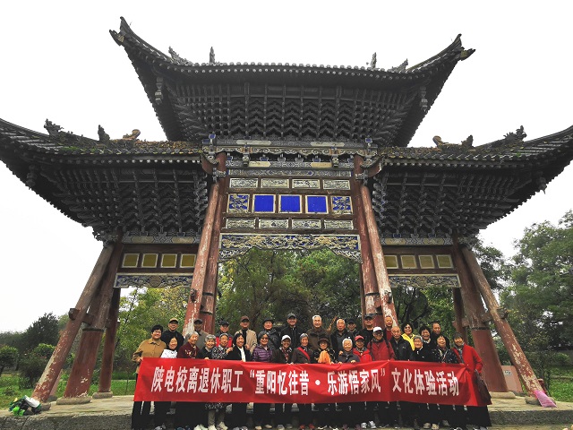 1761726526406906.jpg 退休教职工合影.jpg