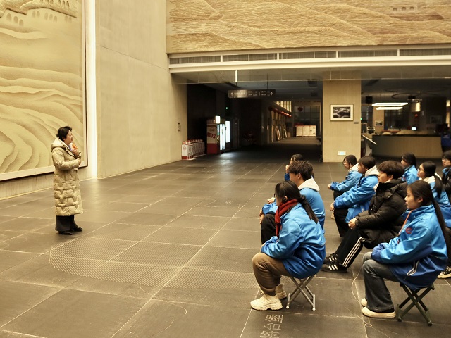 我校团学干部上现场思政课《一本永远读不完的书》 (2).jpg