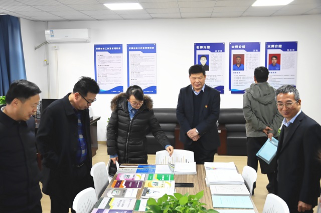 1766133406145387.jpg 徐富权一行参观我校“郭江华劳模创新工作室”.jpg