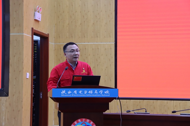 1767164367408880.jpg 任秀波作题目为《爱国报国 勇攀高峰》报告.jpg