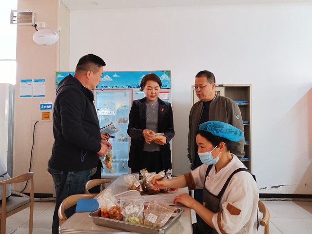 1775183326343706.jpg 校长魏萍带领安委会成员检查食品安全 - 副本.jpg
