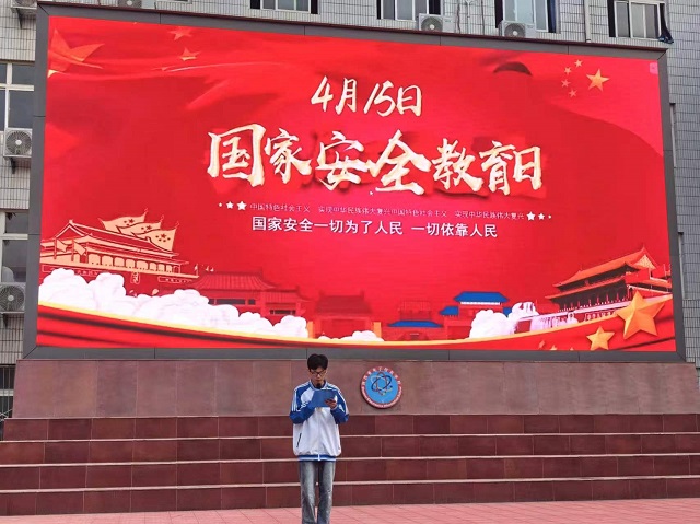 学生代表在国旗下发表国家安全教育日主题宣讲 - 副本.jpg